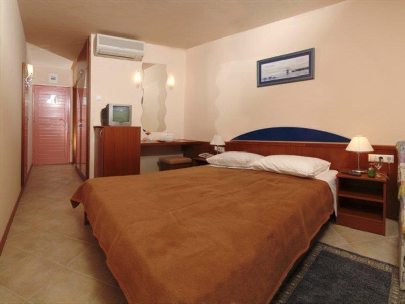 Brzet Hotel Omiš Exterior foto